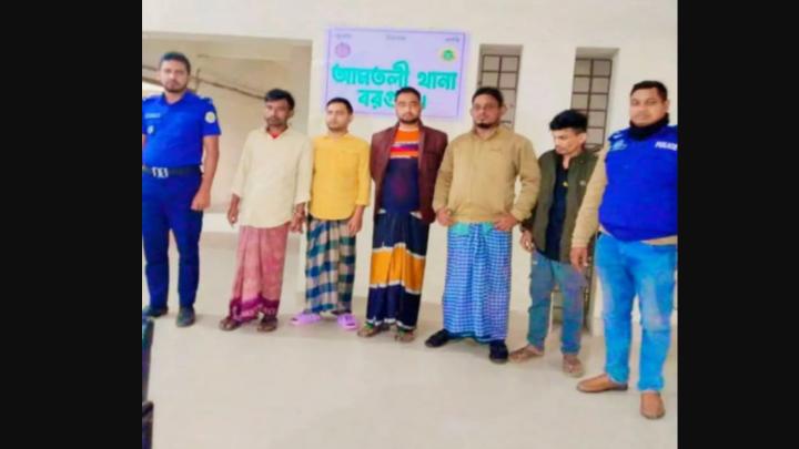 আমতলীতে পার্কিংয়ে দাঁড়িয়ে থাকা বাসে আগুন: ছাত্রলীগ–যুবলীগের ৫ জন আটক